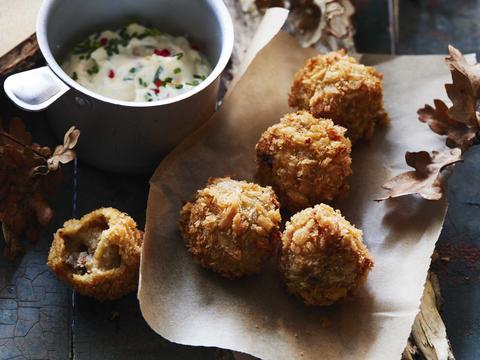 Kroketjes van aardappel en eekhoorntjesbrood met chili-knoflooktartaar