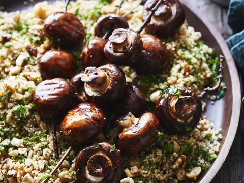 Saté van gegrilde kastanjechampignons met taboulé