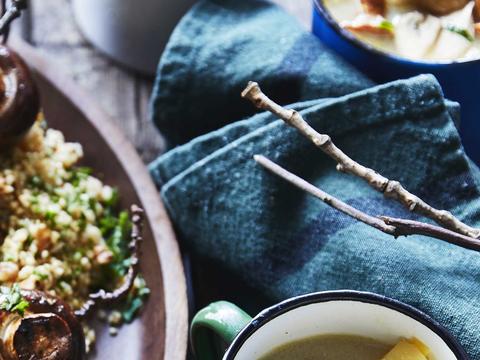 Maaltijdsoep met kip, cantharellen, shiitake en aardappel