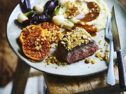 Everzwijnsteak met sinaasappelcrumble en gegrilde mandarijn