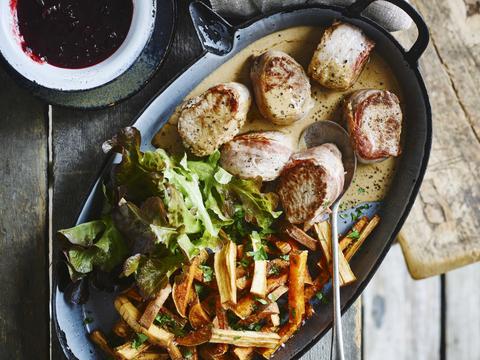 Tournedos van hert met pastinaak- en pompoenfrietjes en cognacsaus
