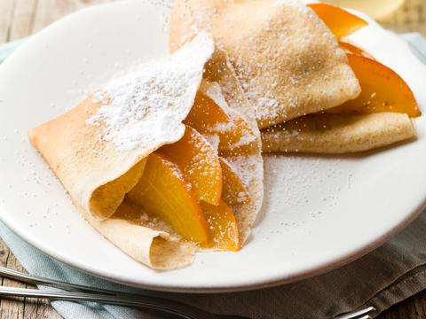 Glutenvrije boekweitpannenkoekjes met gekaramelliseerd fruit