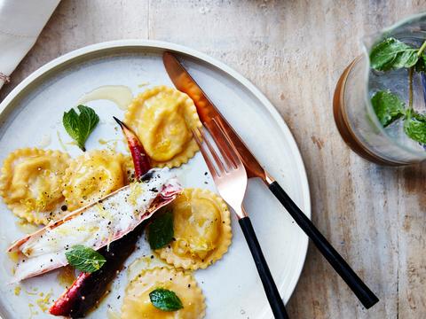 Pompoenravioli met king krab, ricotta en munt