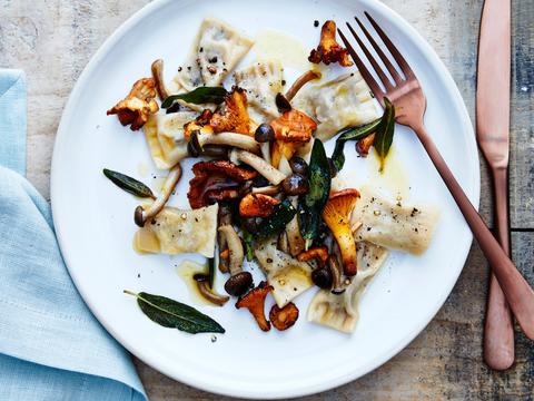 Everzwijnravioli met bospaddenstoelen en salieboter