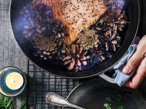 Op denappels gerookte zalm met limoen-waterkersrisotto