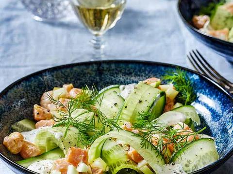 Zalmtartaar met appel en komkommerlinten