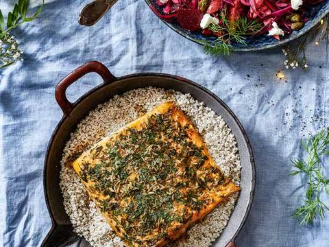 Op zout gebakken kruidenzalm met rodekool