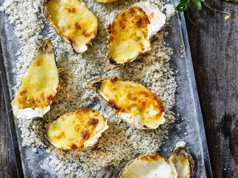 Gegratineerde oesters in champagnesaus