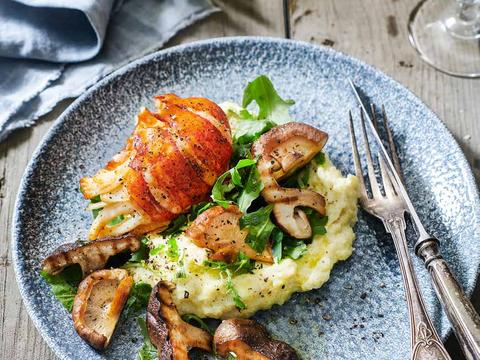 Gegrilde kreeftenstaarten met polenta, shiitake en truffelolie