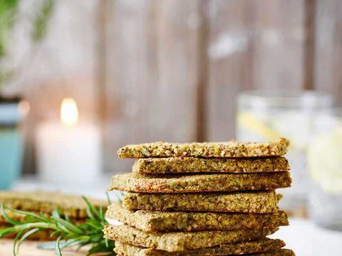 Crackers van courgette en rozemarijn
