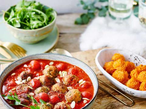 Pommes duchesse van zoete aardappel met kalkoenballetjes in tomatensaus