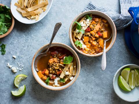 Rokerige zoete aardappelsoep met linzen en tortillareepjes