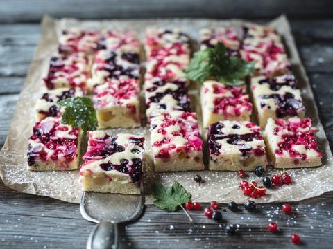 Vegan cake met rode en zwarte bessen en amandel