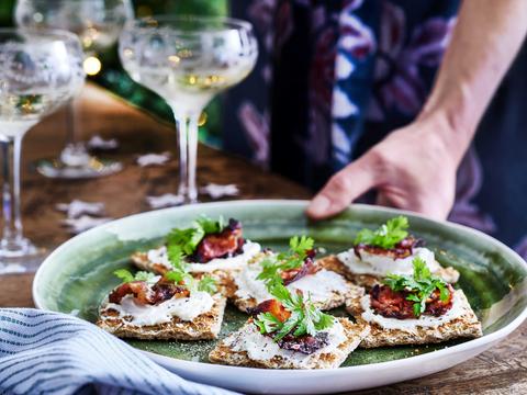 Toast met roomkaas en gekaramelliseerde bacon