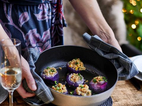 Gebakken rode ui met geroosterde couscous en pijnboompitten