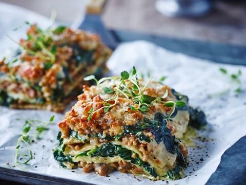 Lasagne van flensjes met spinazie en lamsgehakt