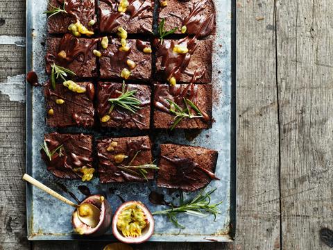 Brownie met rozemarijn en passievruchten