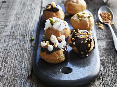 Soesjes met chocoladeglazuur en suikerparels
