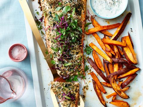 Zalm met kruidige crumble en zoete-aardappelfrietjes