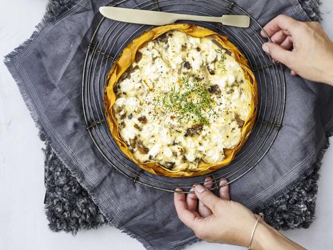Quiche met zoete-aardappelkorst met boschampignons, pastinaak en pata negra