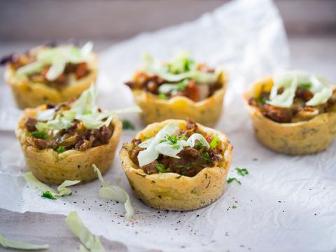 aardappelkoekjes met quorn, wortels en spitskool