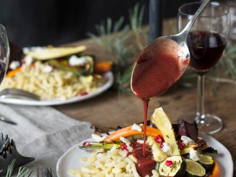 Pasta met geroosterde groenten, plantaardige feta en granaatappel