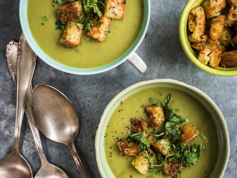 spinaziesoep met prei, courgette, kokosmelk en gekruide croutons