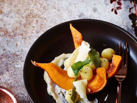 Gnocchi van pompoen, knoflookcrème en pittige kaas