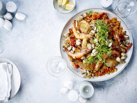 Paella met parelhoen, kokkels en gamba's