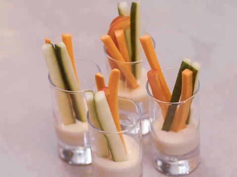 Healthy hapjes met groentjes en tahinidip