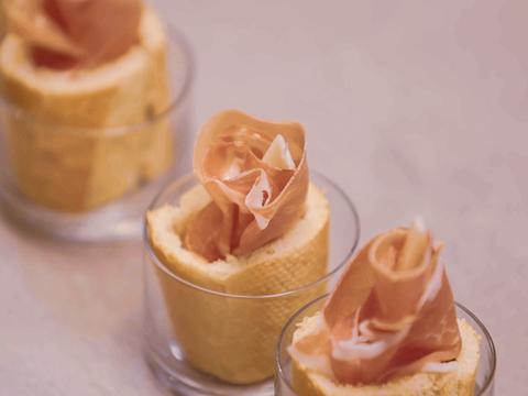 stokbroodje met tapanade, schapenkaas en ham