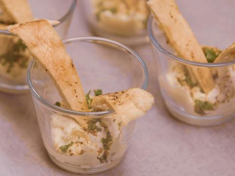 humus met za'atar en mini-pitadriehoekje