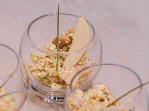 salade met gerookte forel, frisse groentjes en gepofte quinoa