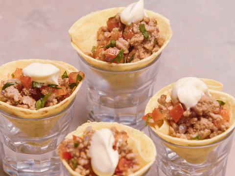 wrap met tequilashot in een glaasje