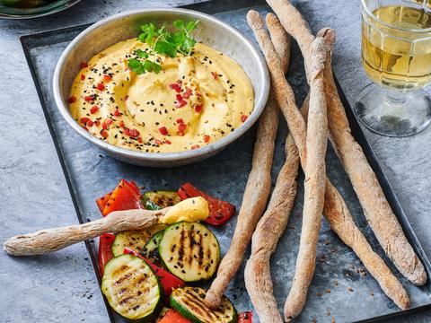 Pompoenhummus met gegrilde groenten en speltbroodstengels