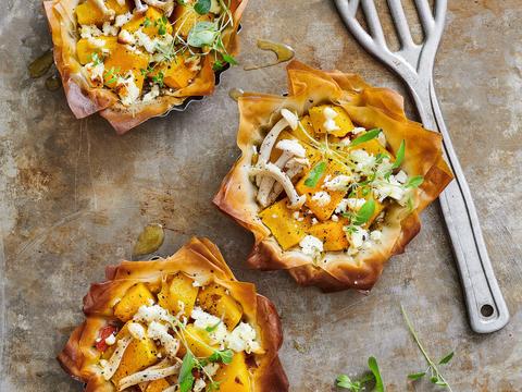 Filodeeggebakjes met gegrilde pompoen en feta