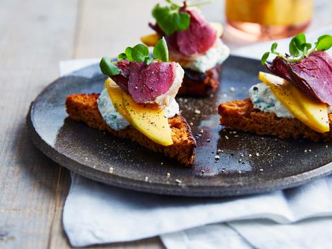 Gerookte eendenborst met ricotta en mango op peperkoektoast