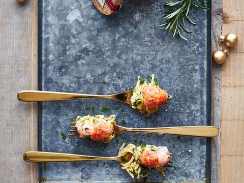 Langoustinestaartjes met romige pasta op een vork