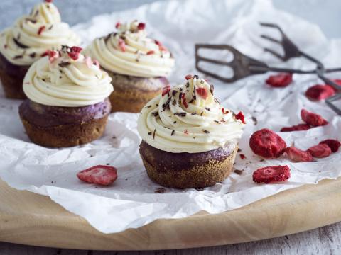 Chocoladecupcakes met vanillefrosting en aardbeien