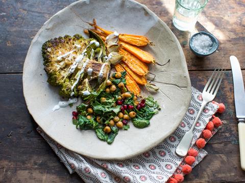 Gemengde geroosterde groenten: romanesco, wortels, spinazie en kikkererwten