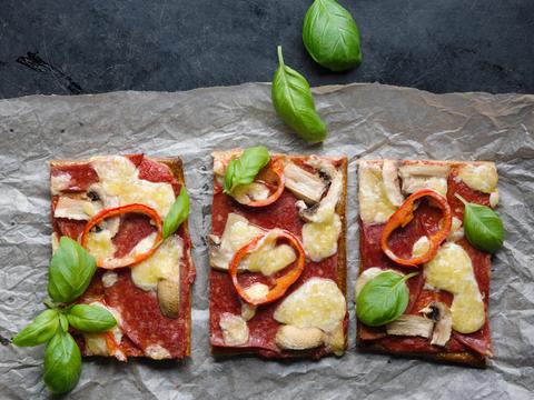 Vegan pizza met lijnzaad-chia bodem