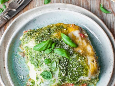 Lasagne met spinazie-basilicumpesto en groentensaus