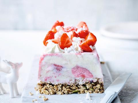 Aardbeien-granola-ijstaart met meringue