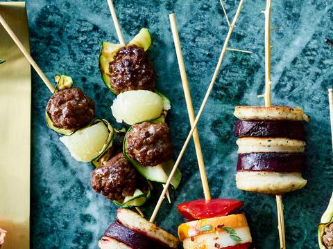 Spiesjes van lamsgehakt, gegrilde courgette en schapenkaas