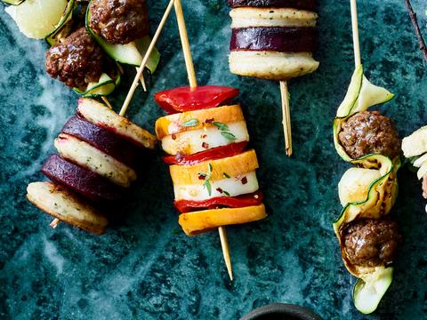 Spiesjes van halloumi en gegrilde paprika