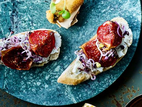Toast met geitenkaas en vijgen