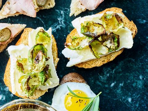 Sandwichkuipjes met brie en spruitjes
