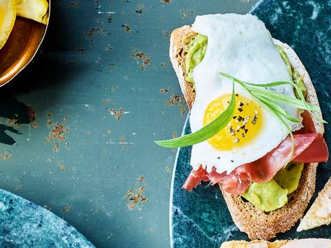 Toast guacamole en kwartelei