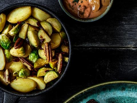 Lauwwarme aardappel-spruitjessalade