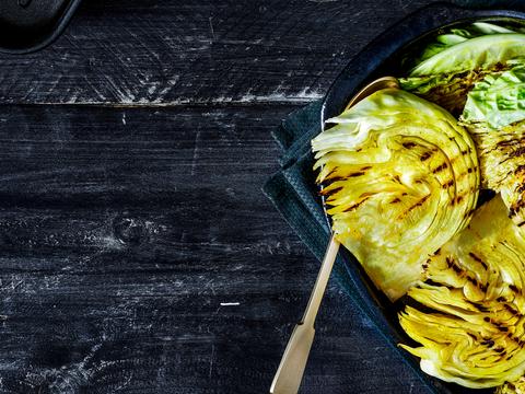 Gegrilde witte en groene kool